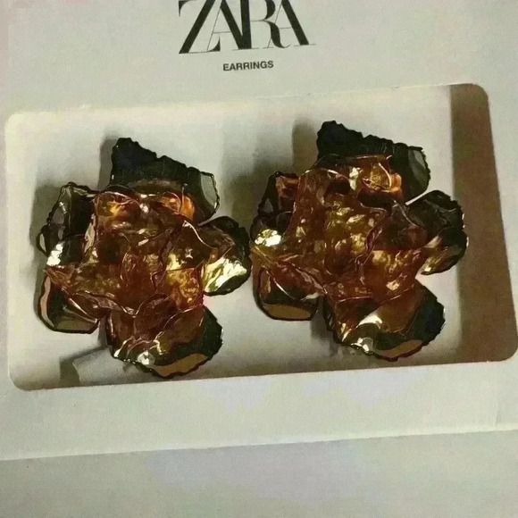 Zara Emerald Flower Earrings - Picture 5 of 6